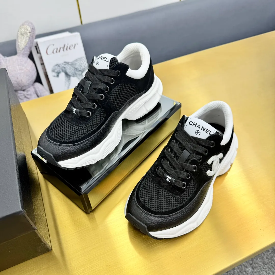 👟👟Ex-factory price 600👟👟 Upgraded version, upgraded version, upgraded version! No rebuttal accepted! ! ! ! Chanel Chanel dad shoes, couples' model for men and women - 2025 top casual sports shoes in the counter. This classic design; the upper is electro-embroidered with various techniques; ❷The inner lining is made of: original Yangli + net ❸The outsole is based on: the original TPU combination outsole. The full set of boutique packaging for women 35–41